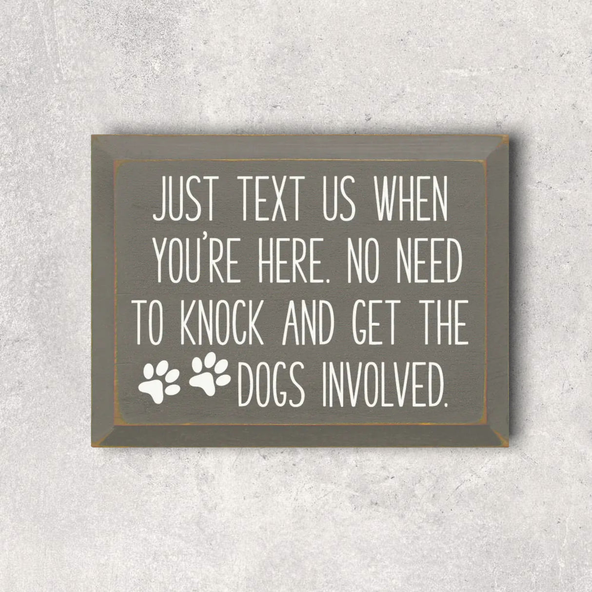 “Just Text Us When You’re Here” Wooden Sign – Funny Dog-Inspired Greeting in Old Anchor Grey