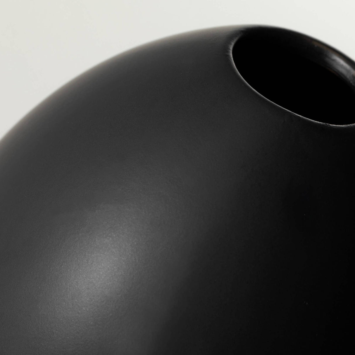 Modern Matte Black Oval Vase– Sleek Statement Accent for Floral & Minimalist Decor